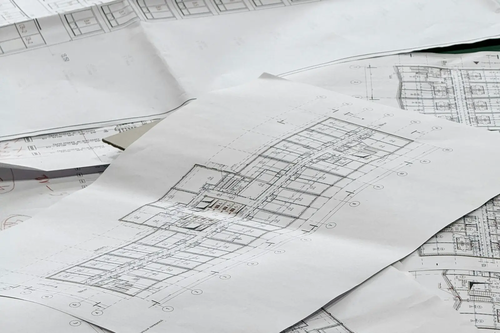 Planos extendidos sobre una superficie